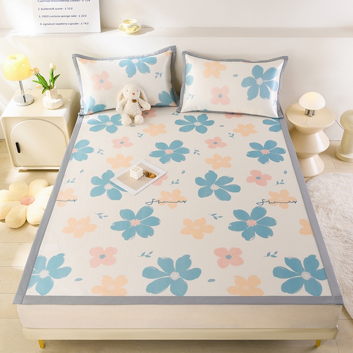 91家纺网 家纺一手货源 找家纺 牵依 2025春夏新款A类碳光冰丝席凉感印花三明治凉席 蓝色花海