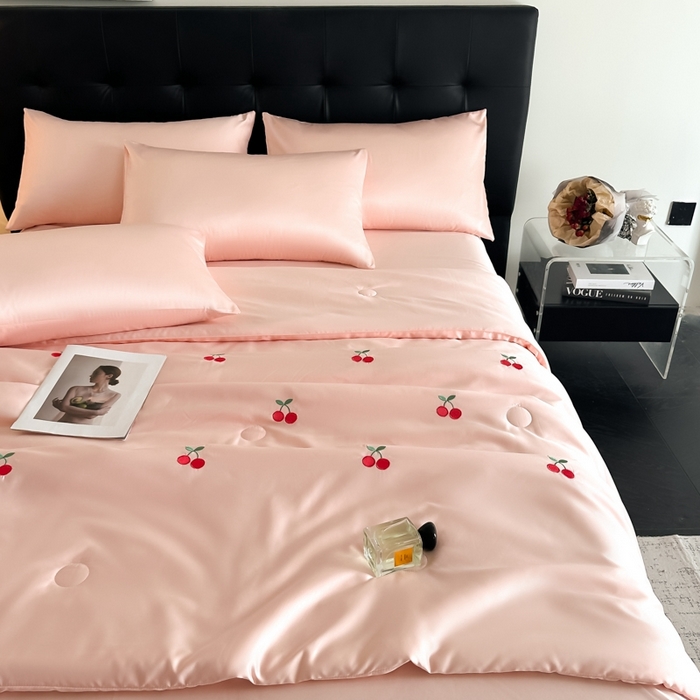 91家纺网 家纺一手货源 找家纺 绒世界 2025春夏水洗冰丝夏被四件套满绣系列 樱桃-粉