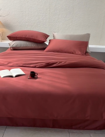 91家纺网 家纺一手货源 找家纺 咏绒家纺工厂店 2025新款60支奥地利兰精天丝纯色天丝棉四件套 朱砂红（酒红）