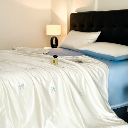 绒世界 2025春夏水洗冰丝夏被四件套满绣系列 蝴蝶结-奶白蓝