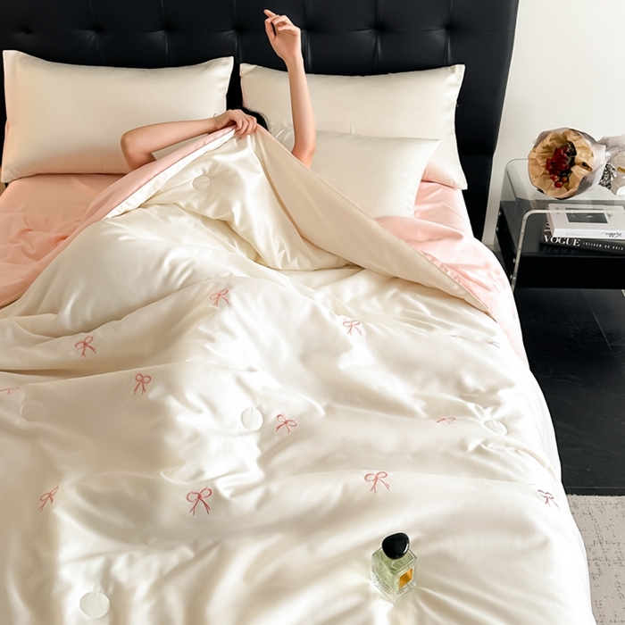 91家纺网 家纺一手货源 找家纺 绒世界 2025春夏水洗冰丝夏被四件套满绣系列 蝴蝶结-奶白粉