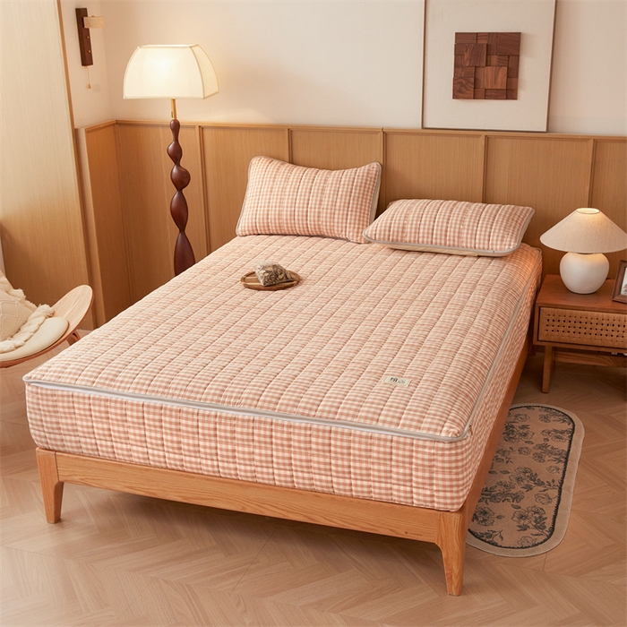 91家纺网 家纺一手货源 找家纺 伊人坊2025新款全棉色织水洗棉六面全包床笠床垫保护套无印风 夹棉床围-粉小格