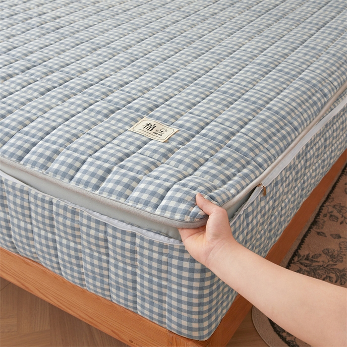 91家纺网 家纺一手货源 找家纺 伊人坊2025新款全棉色织水洗棉六面全包床笠床垫保护套无印风 夹棉床围-蓝小格