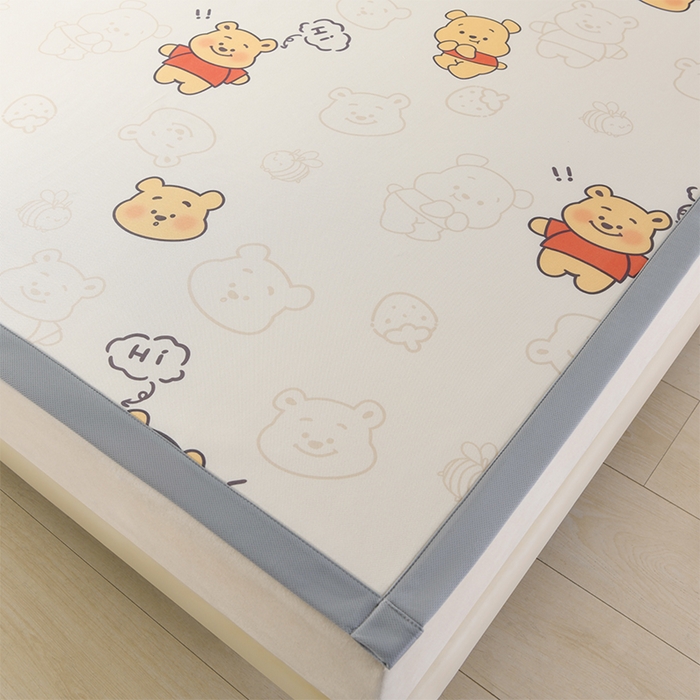 91家纺网 家纺一手货源 找家纺 牵依 2025春夏新款A类碳光冰丝席凉感印花三明治凉席 维尼熊