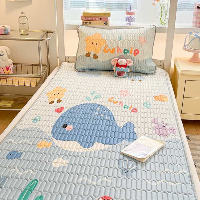 91家纺网 家纺一手货源 找家纺 川悦生活 2025新款大阪宿舍凉感丝凉席 夏日噗噜