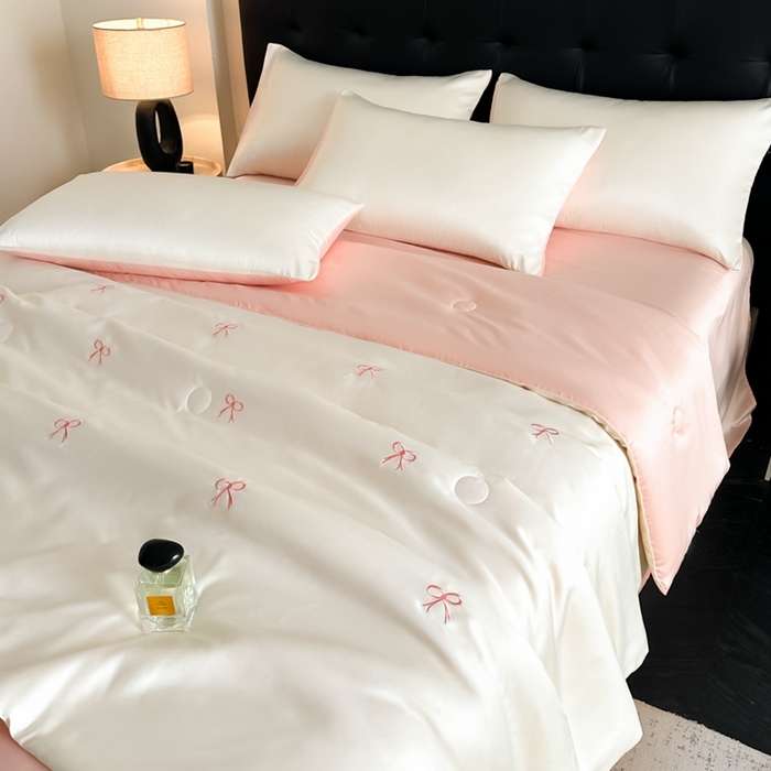 91家纺网 家纺一手货源 找家纺 绒世界 2025春夏水洗冰丝夏被四件套满绣系列 蝴蝶结-奶白粉