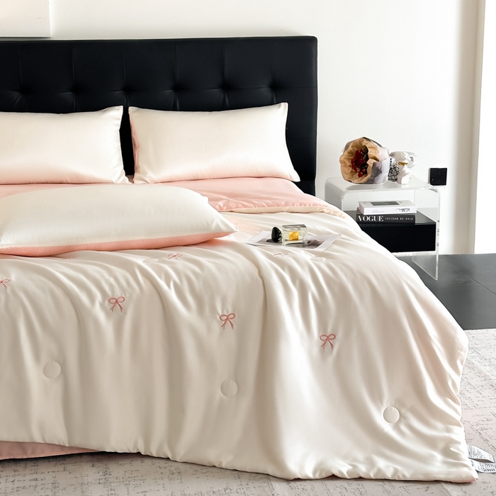 91家纺网 家纺一手货源 找家纺 绒世界 2025春夏水洗冰丝夏被四件套满绣系列 蝴蝶结-奶白粉