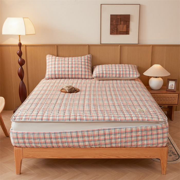 91家纺网 家纺一手货源 找家纺 伊人坊2025新款全棉色织水洗棉六面全包床笠床垫保护套无印风 夹棉床围-贝拉粉