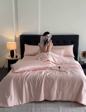 91家纺网 家纺一手货源 找家纺 绒世界 2025春夏水洗冰丝夏被四件套满绣系列 山茶花-粉