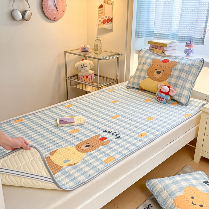 91家纺网 家纺一手货源 找家纺 川悦生活 2025新款大阪宿舍凉感丝凉席 星派熊仔