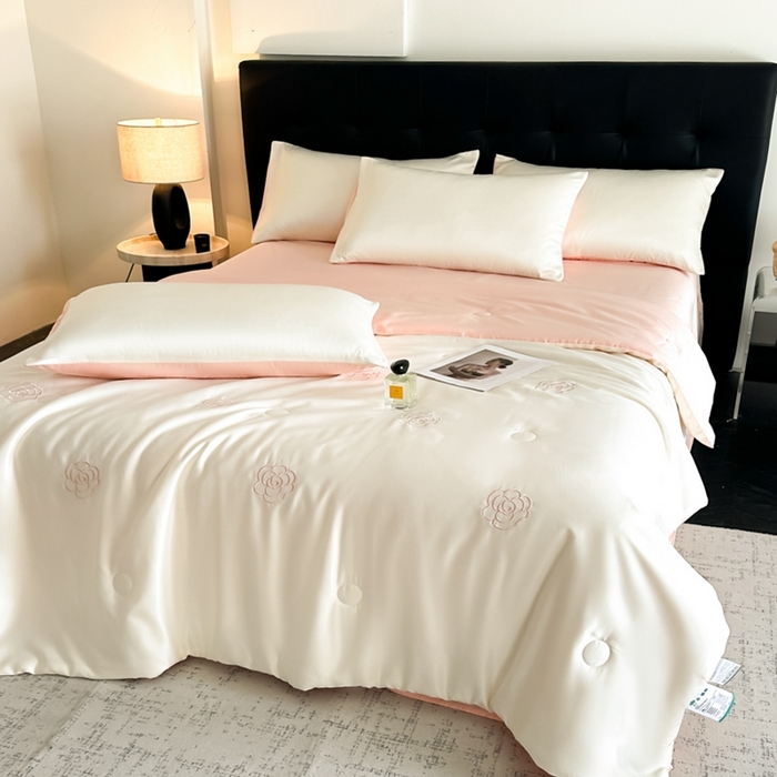 91家纺网 家纺一手货源 找家纺 绒世界 2025春夏水洗冰丝夏被四件套满绣系列 山茶花-奶白粉