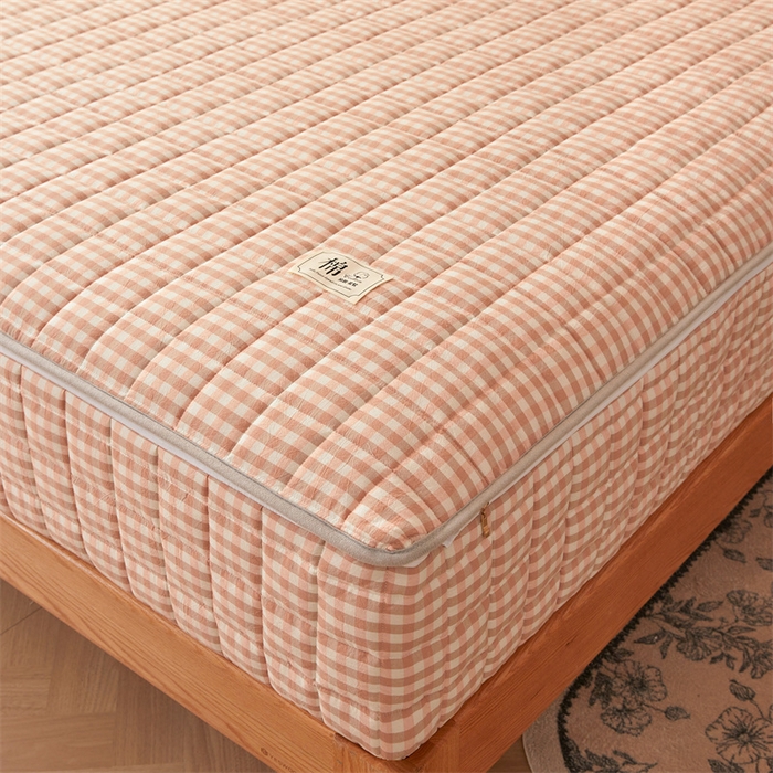 91家纺网 家纺一手货源 找家纺 伊人坊2025新款全棉色织水洗棉六面全包床笠床垫保护套无印风 夹棉床围-粉小格