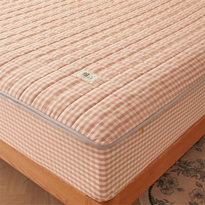 91家纺网 家纺一手货源 找家纺 伊人坊2025新款全棉色织水洗棉六面全包床笠床垫保护套无印风 单层床围-粉小格