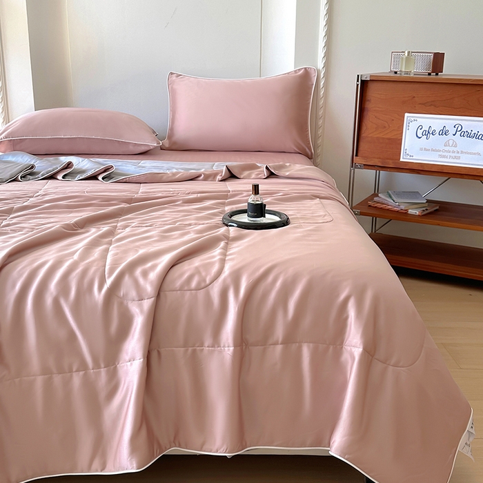 91家纺网 家纺一手货源 找家纺 百寐 2025新款60S兰精天丝夏被系列 樱花粉+碳灰