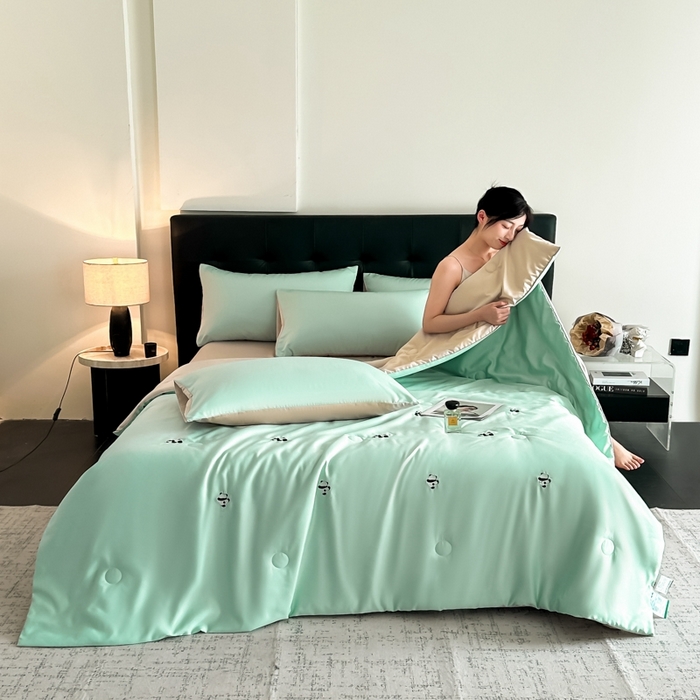 91家纺网 家纺一手货源 找家纺 绒世界 2025春夏水洗冰丝夏被四件套满绣系列 熊猫-绿米