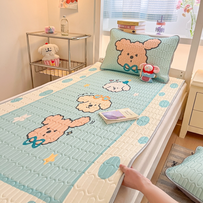 91家纺网 家纺一手货源 找家纺 川悦生活 2025新款大阪宿舍凉感丝凉席 旺仔啵啵