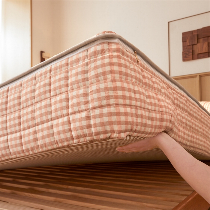 91家纺网 家纺一手货源 找家纺 伊人坊2025新款全棉色织水洗棉六面全包床笠床垫保护套无印风 夹棉床围-粉小格