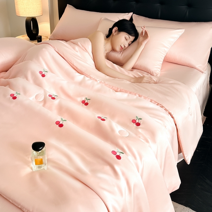 91家纺网 家纺一手货源 找家纺 绒世界 2025春夏水洗冰丝夏被四件套满绣系列 樱桃-粉