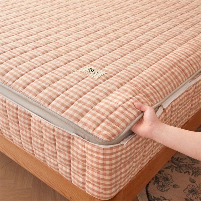 91家纺网 家纺一手货源 找家纺 伊人坊2025新款全棉色织水洗棉六面全包床笠床垫保护套无印风 夹棉床围-粉小格