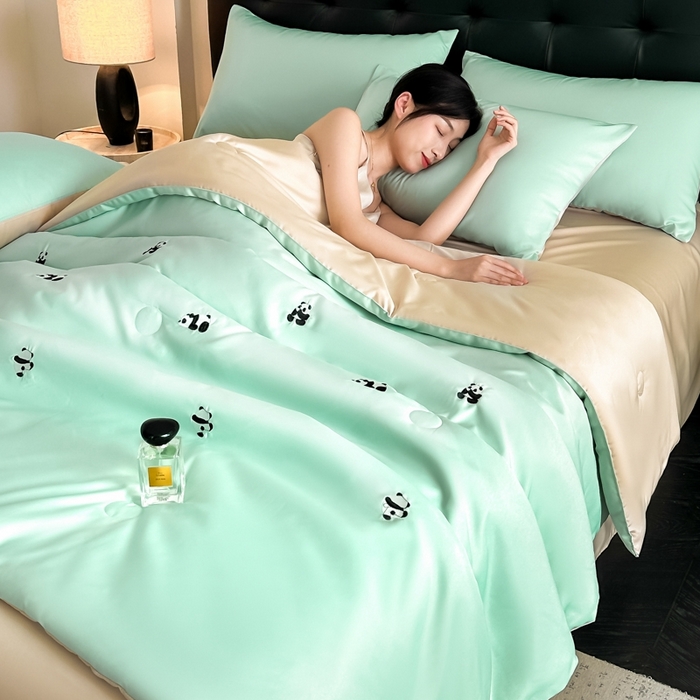 91家纺网 家纺一手货源 找家纺 绒世界 2025春夏水洗冰丝夏被四件套满绣系列 熊猫-绿米