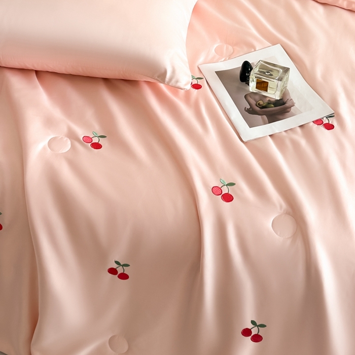 91家纺网 家纺一手货源 找家纺 绒世界 2025春夏水洗冰丝夏被四件套满绣系列 樱桃-粉