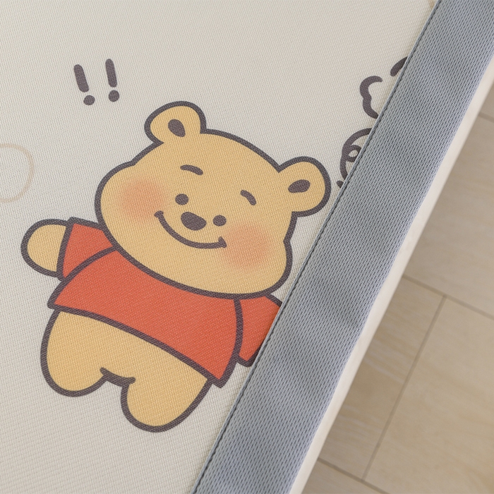 91家纺网 家纺一手货源 找家纺 牵依 2025春夏新款A类碳光冰丝席凉感印花三明治凉席 维尼熊