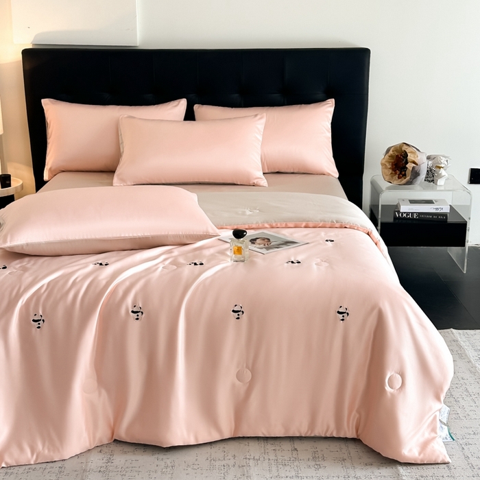 91家纺网 家纺一手货源 找家纺 绒世界 2025春夏水洗冰丝夏被四件套满绣系列 熊猫-粉米