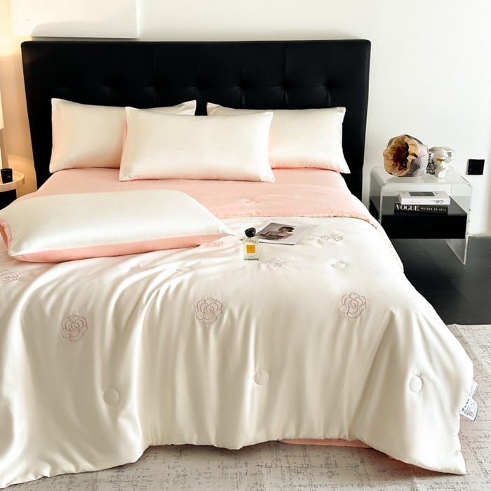 91家纺网 家纺一手货源 找家纺 绒世界 2025春夏水洗冰丝夏被四件套满绣系列 山茶花-奶白粉