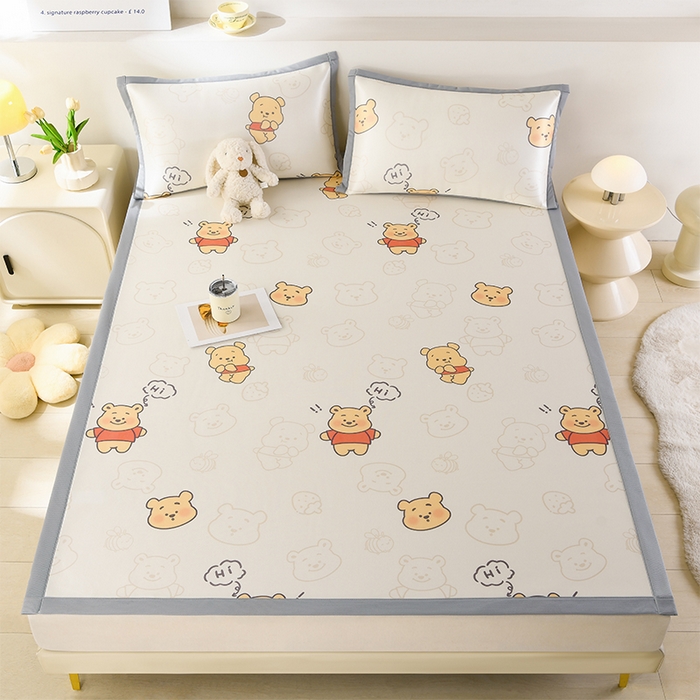 91家纺网 家纺一手货源 找家纺 牵依 2025春夏新款A类碳光冰丝席凉感印花三明治凉席 维尼熊