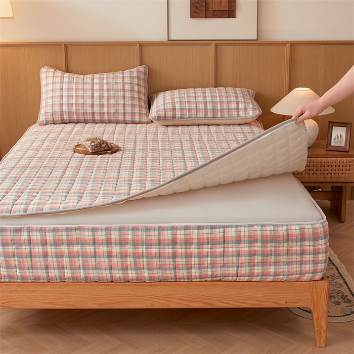 91家纺网 家纺一手货源 找家纺 伊人坊2025新款全棉色织水洗棉六面全包床笠床垫保护套无印风 夹棉床围-贝拉粉