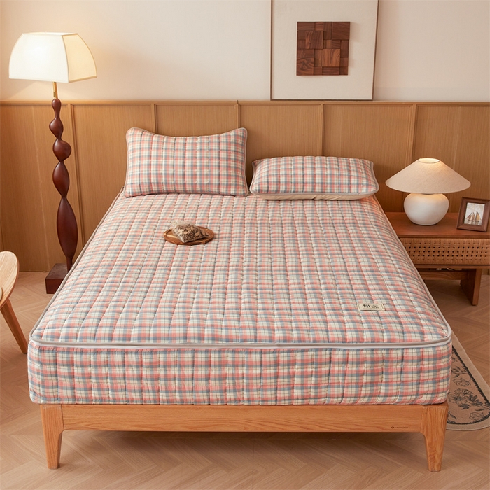 91家纺网 家纺一手货源 找家纺 伊人坊2025新款全棉色织水洗棉六面全包床笠床垫保护套无印风 夹棉床围-贝拉粉