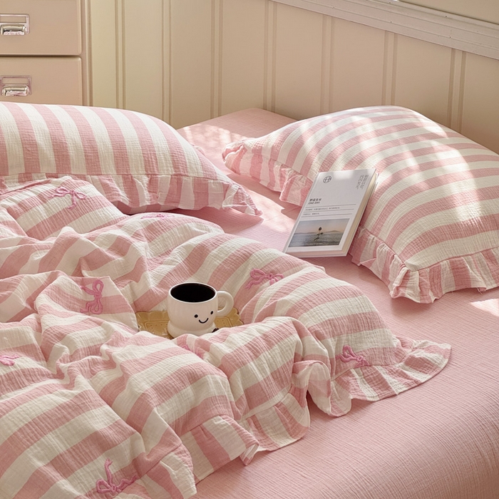 91家纺网 家纺一手货源 找家纺 2025新品全棉色织皱皱纱刺绣款四件套 爱丽丝的梦 粉