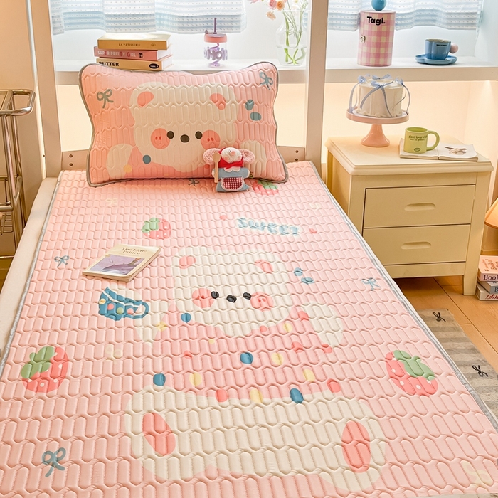 91家纺网 家纺一手货源 找家纺 川悦生活 2025新款大阪宿舍凉感丝凉席 奶泡小熊