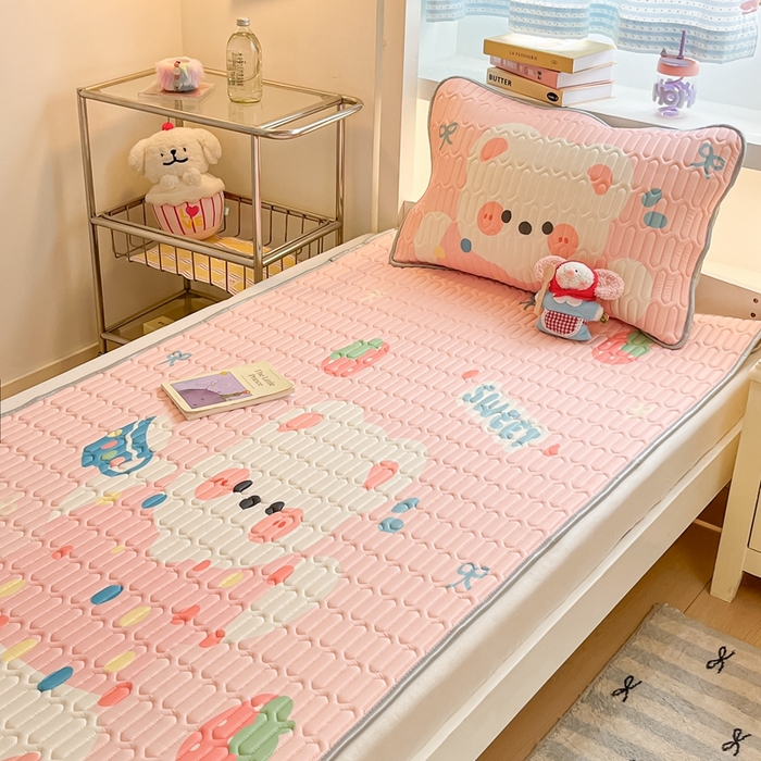 91家纺网 家纺一手货源 找家纺 川悦生活 2025新款大阪宿舍凉感丝凉席 奶泡小熊