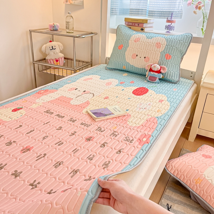 91家纺网 家纺一手货源 找家纺 川悦生活 2025新款大阪宿舍凉感丝凉席 奶熊日记