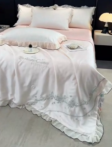 91家纺网 家纺一手货源 找家纺 梦舒羽 2025新款刺绣水洗真丝花边夏被四件套宿舍夏凉被床单枕套三件套-花韵花边款 花韵-粉（花边款）