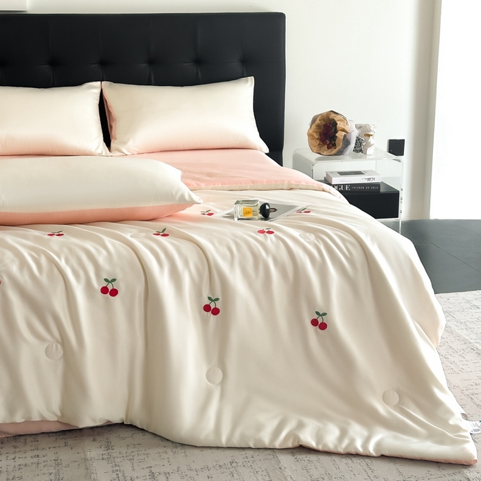 91家纺网 家纺一手货源 找家纺 绒世界 2025春夏水洗冰丝夏被四件套满绣系列 樱桃-奶白粉