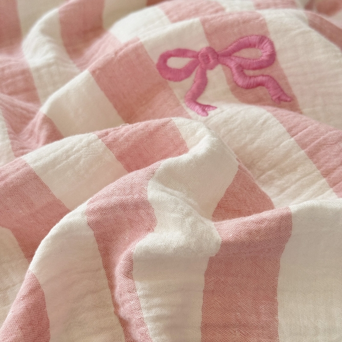 91家纺网 家纺一手货源 找家纺 2025新品全棉色织皱皱纱刺绣款四件套 爱丽丝的梦 粉