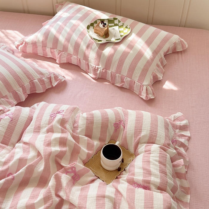 91家纺网 家纺一手货源 找家纺 2025新品全棉色织皱皱纱刺绣款四件套 爱丽丝的梦 粉