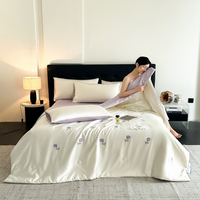 91家纺网 家纺一手货源 找家纺 绒世界 2025春夏水洗冰丝夏被四件套满绣系列 郁金香-奶白紫
