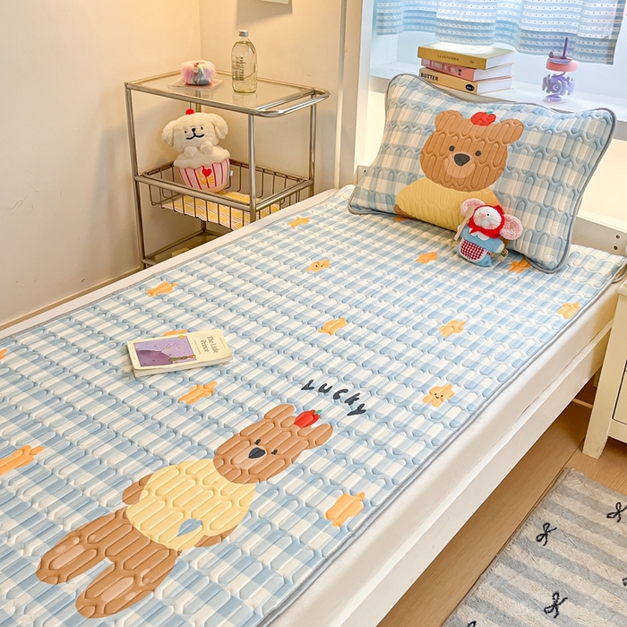 91家纺网 家纺一手货源 找家纺 川悦生活 2025新款大阪宿舍凉感丝凉席 星派熊仔