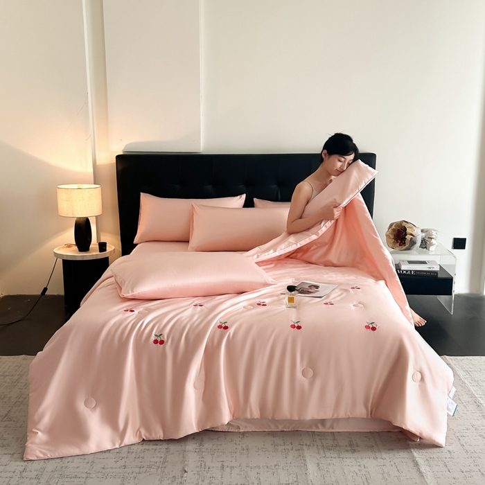 91家纺网 家纺一手货源 找家纺 绒世界 2025春夏水洗冰丝夏被四件套满绣系列 樱桃-粉