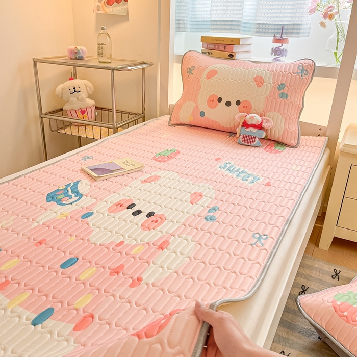 91家纺网 家纺一手货源 找家纺 川悦生活 2025新款大阪宿舍凉感丝凉席 奶泡小熊