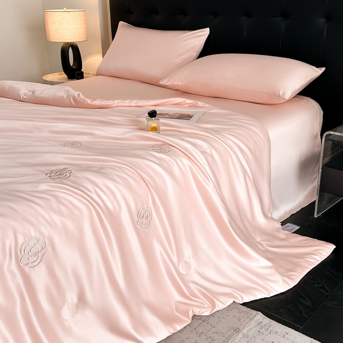 91家纺网 家纺一手货源 找家纺 绒世界 2025春夏水洗冰丝夏被四件套满绣系列 山茶花-粉