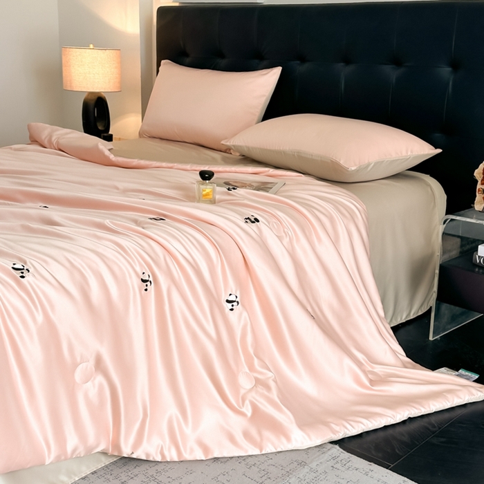 91家纺网 家纺一手货源 找家纺 绒世界 2025春夏水洗冰丝夏被四件套满绣系列 熊猫-粉米