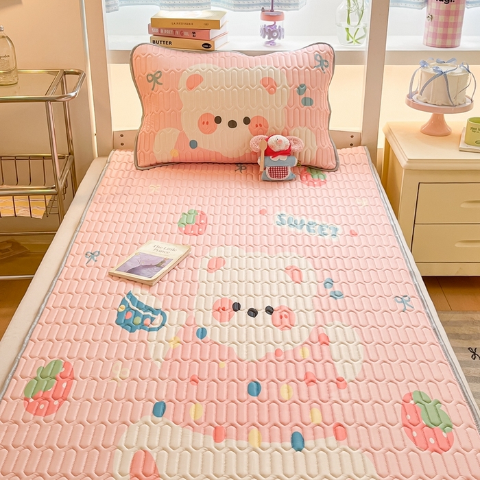 91家纺网 家纺一手货源 找家纺 川悦生活 2025新款大阪宿舍凉感丝凉席 奶泡小熊