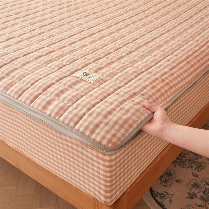 91家纺网 家纺一手货源 找家纺 伊人坊2025新款全棉色织水洗棉六面全包床笠床垫保护套无印风 单层床围-粉小格