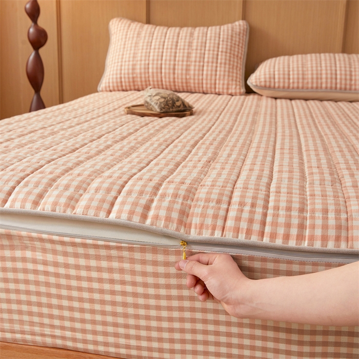91家纺网 家纺一手货源 找家纺 伊人坊2025新款全棉色织水洗棉六面全包床笠床垫保护套无印风 单层床围-粉小格