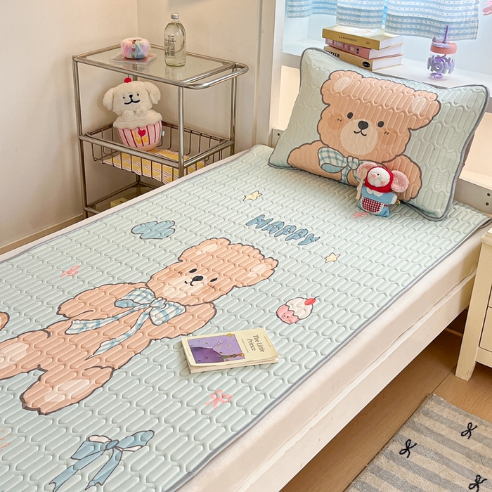 91家纺网 家纺一手货源 找家纺 川悦生活 2025新款大阪宿舍凉感丝凉席 奶芙熊仔