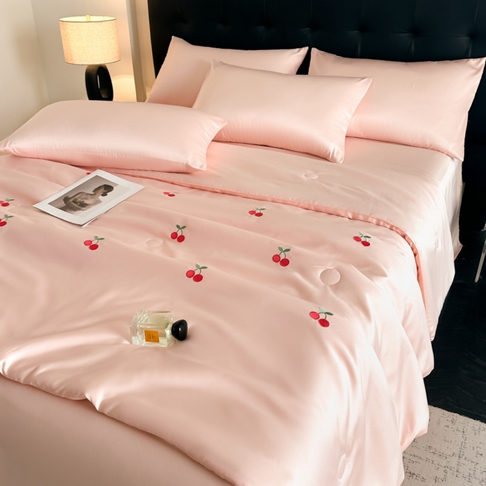 91家纺网 家纺一手货源 找家纺 绒世界 2025春夏水洗冰丝夏被四件套满绣系列 樱桃-粉
